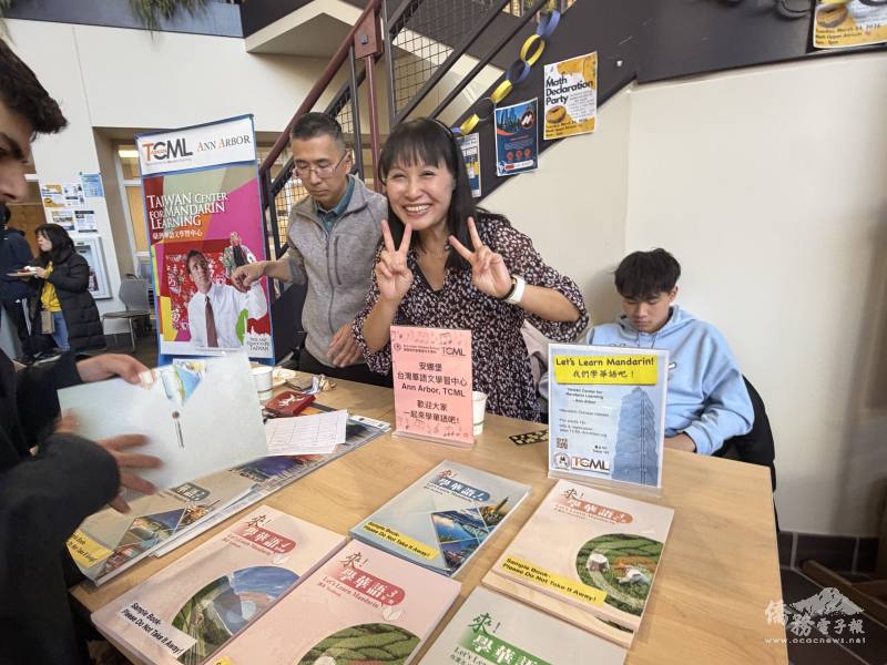 密西根安娜堡TCML在會場設置攤位招生，現場許多民眾詢問課程細節