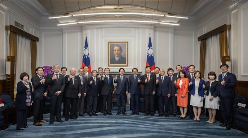 總統與「日本台灣親善協會」衛藤征士郎會長乙行合影
