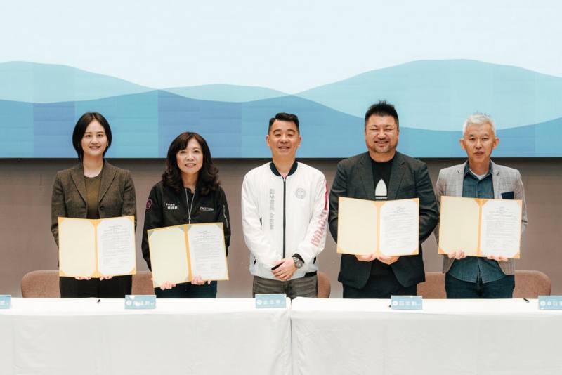 桃園市青年事務局23日成立跨國創生交流平台並簽署MOU，盼助桃園地方創生團隊串聯日本、韓國及馬來西亞等國際夥伴，拓展國際市場。（桃園市青年事務局提供）