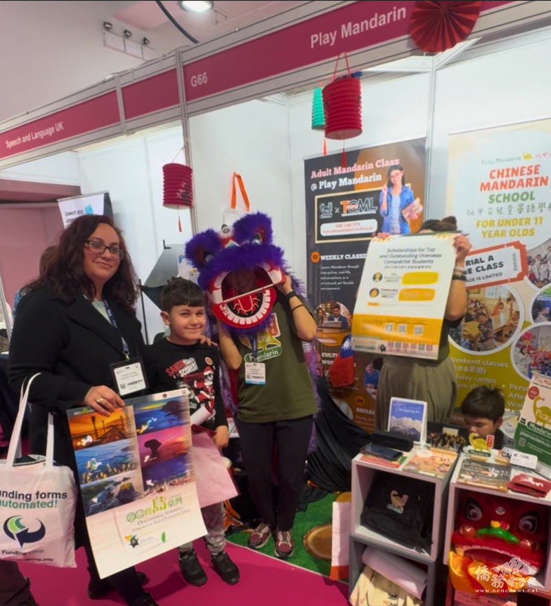 玩中文與民眾親切互動，透過文宣與民俗展示推廣優質華語教育