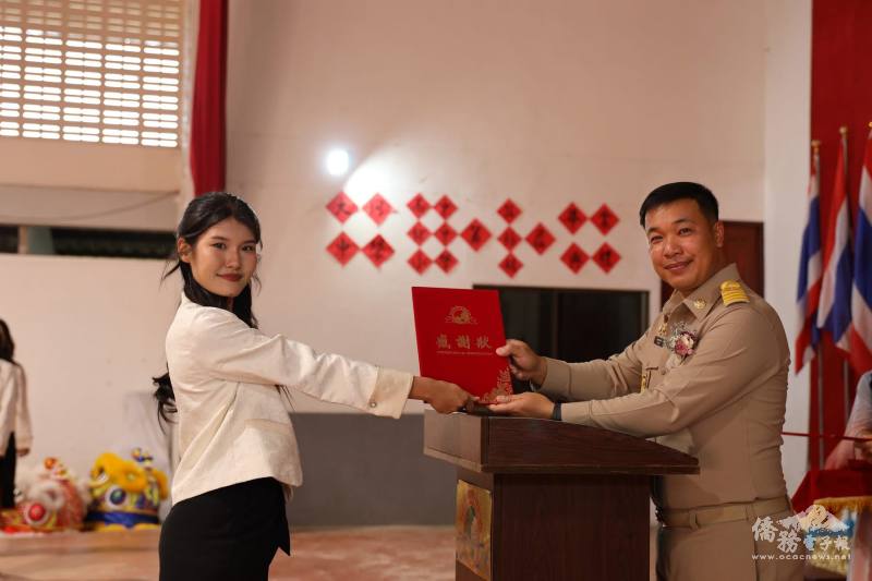 皇太后縣副縣長為畢業生頒發畢業證書