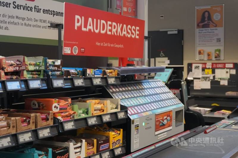 德國連鎖超市Rewe在柏林一間分店設立「聊天收銀台」（Plauderkasse），標示「這裡有時間聊天」，作為對抗孤獨感的實驗，目前每週二及週四上午開放