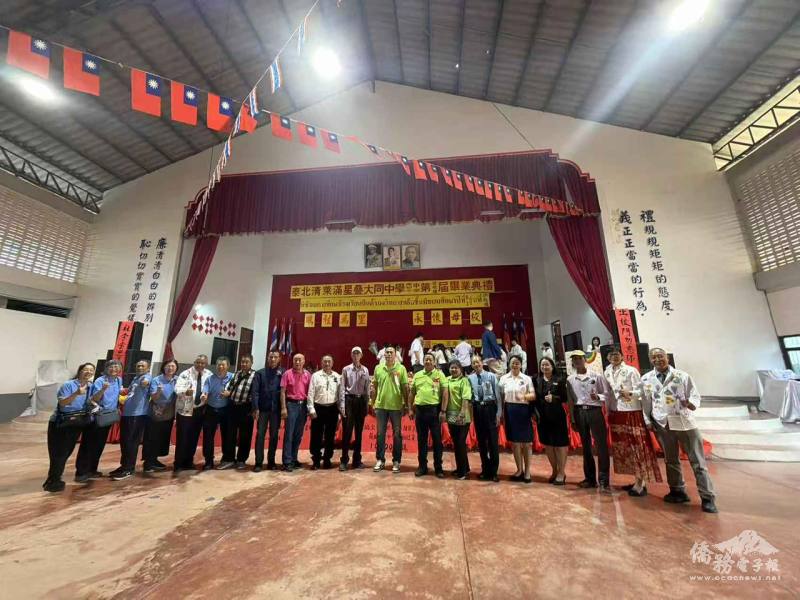 僑領嘉賓與校友會賓主代表合影