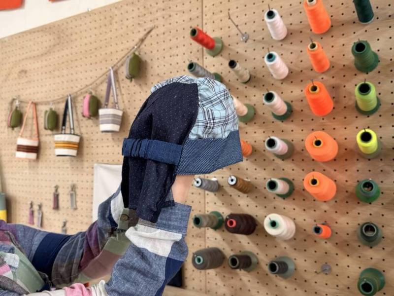 芥菜種會培訓在地婦女製作的「習得」品牌縫紉商品，展現技能轉化為實際產出成果，此外也加入1000份「癌症頭巾」公益製作，讓織娘們累積實作經驗同時，也將愛心傳遞給癌友們。（芥菜種會提供）