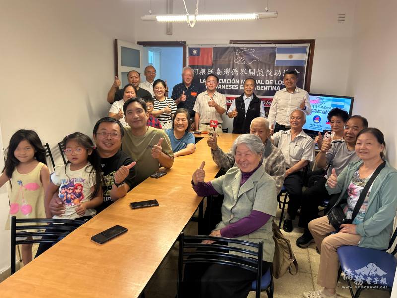 與會人員大合照，僑委會及僑聯會共同輔導關懷救助協會的運作，期盼鄉親未來交流更順暢無阻