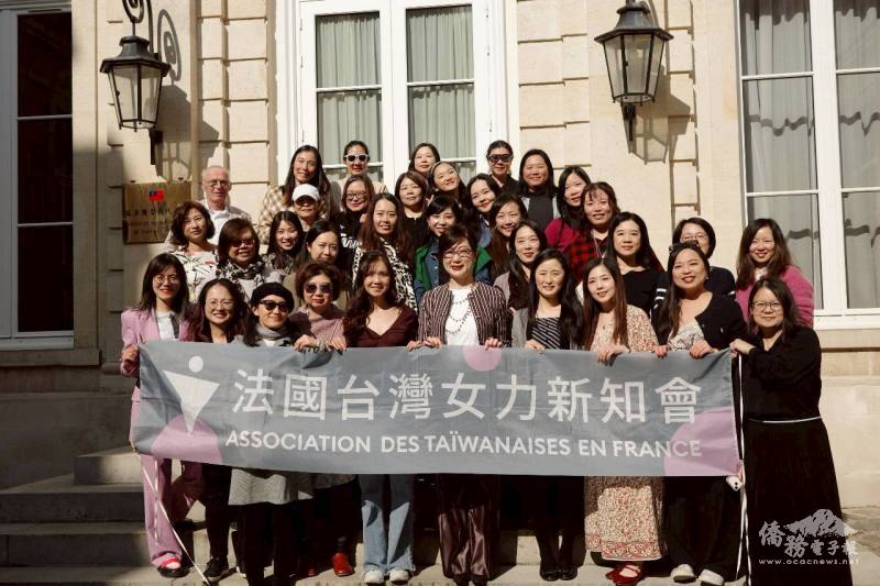 郝培芝(第一排右5)與出席年會人員合影