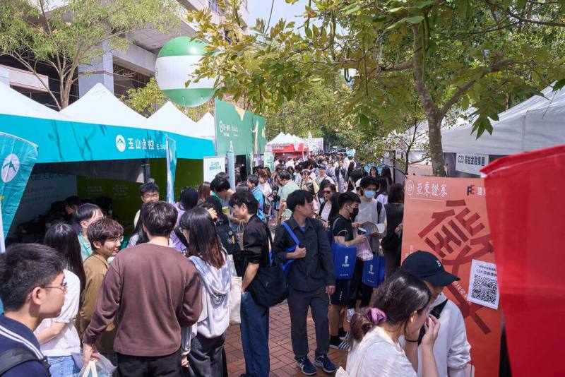 2026政大徵才博覽會3月20日登場，吸引金融、科技、半導體等139家企業參與，釋出逾1.5萬個職缺，校方期許學生能多接觸不同企業，提前了解職場所需能力，為職涯做好準備。（政大提供）