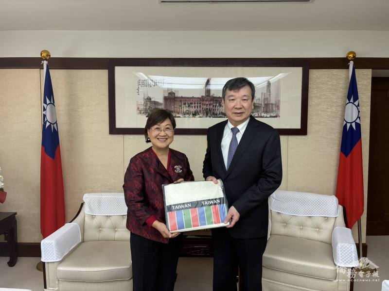 僑務委員會委員長徐佳青(左)拜會駐日本代表處大使李逸洋(右)並致贈禮品