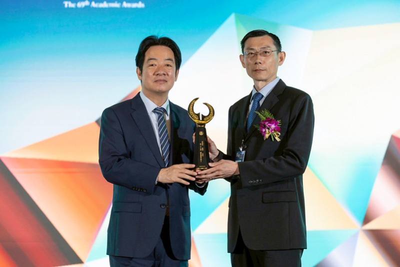 總統頒發「國家講座主持人獎」及「國家產學大師獎」予得獎人
