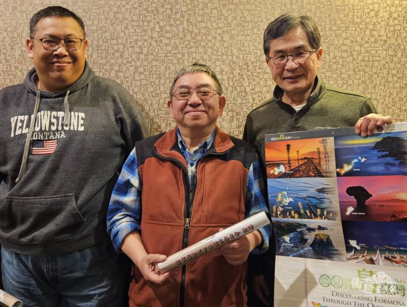 陳迺杰(中)與年輕的理事施建維(左)和王大權合影