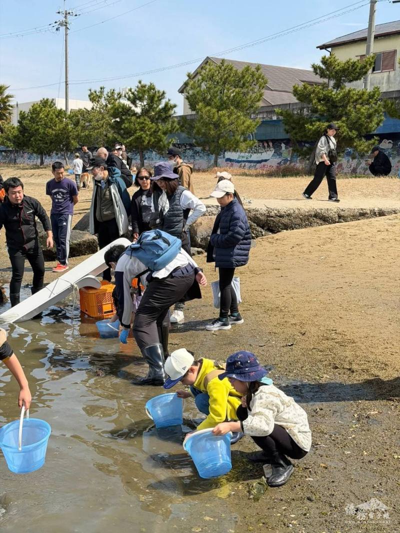 小朋友體驗魚苗放流