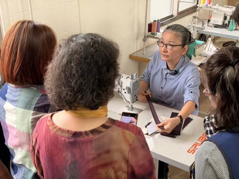 芥菜種會推動以工「帶振」，陪伴在地婦女學習縫紉製作，將所學技術轉化為實際生產力，改善經濟收入。（芥菜種會提供）