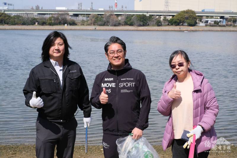 高石市市長(中)與許少峰(左)及黃麗婷(右)合影