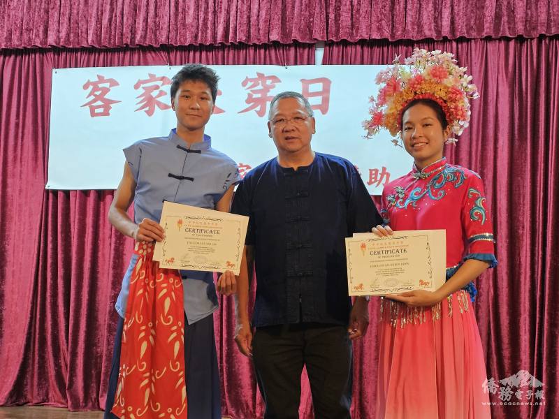 會長李志勇頒發感謝狀于演出人員代表