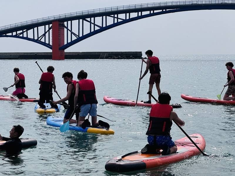 盧森堡國際學校沃邦中學師生24日抵達澎湖展開交流活動，由於盧森堡位於歐洲內陸，學生平時較少接觸海洋活動，澎湖高級海事水產職業學校特別安排SUP立槳體驗，為雙方交流留下美好回憶。