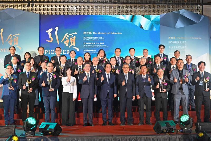 行政院長卓榮泰出席第29屆國家講座主持人、第8屆國家產學大師獎暨第69屆學術獎頒獎典禮 　