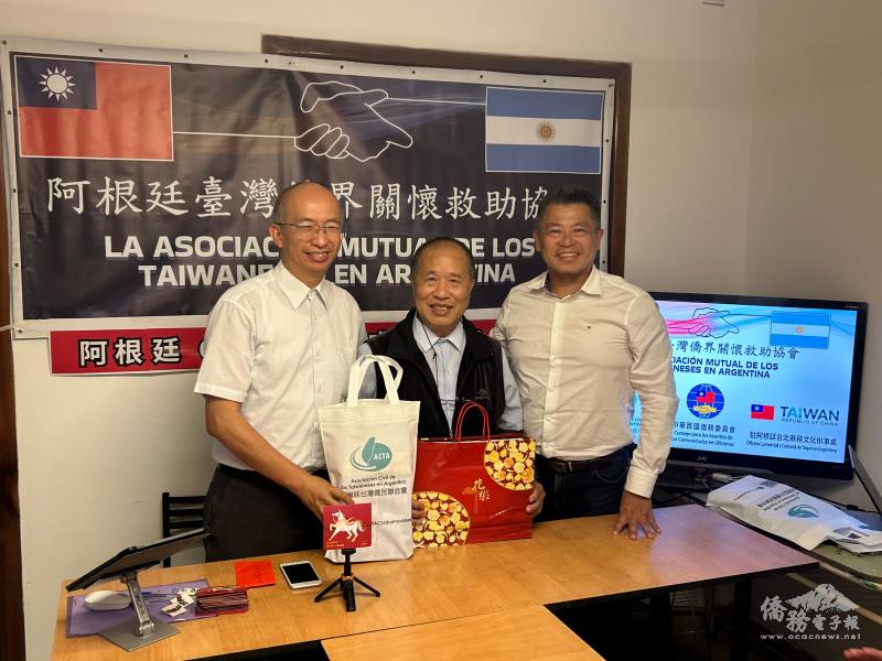 洪瑞堂致贈伴手禮給分會會長許坤龍(中)與執行長羅玄宇(左)，祝福未來團結一心