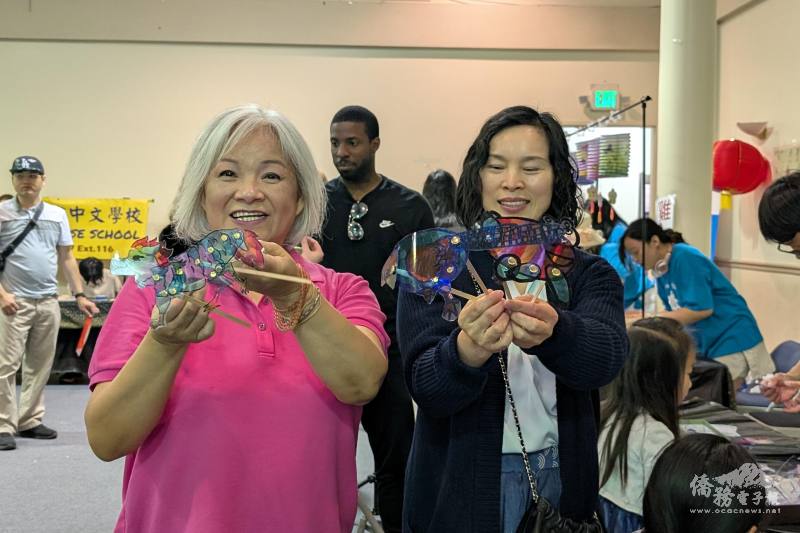 2026年洛杉磯地區「正體漢字文化節」活動負責人羅蔭葉（左）介紹皮影戲。