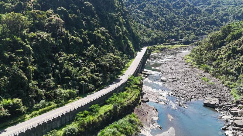 台9甲線具有豐富的天然資源，成為往來新店、烏來的唯一道路