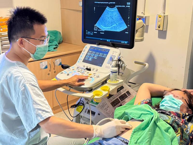 陽明交大醫學院臨床醫學研究所教授李美璇率團隊建立非B、C型肝炎族群肝癌風險的精準預測基礎，研究發現遺傳基因變異也可能增加日後罹患肝癌的風險，圖為醫師執行腹部超音波模擬示意圖。（陽明交大附設醫院提供）