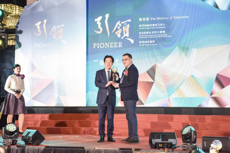 台師大科學教育研究所講座教授張俊彥（右）致力推動科教普及化，曾多次培訓台灣選手在國際地球科學奧林匹亞競賽獲佳績，獲選第29屆「國家講座主持人」，23日接受總統賴清德（右2）表揚。（台師大提供）