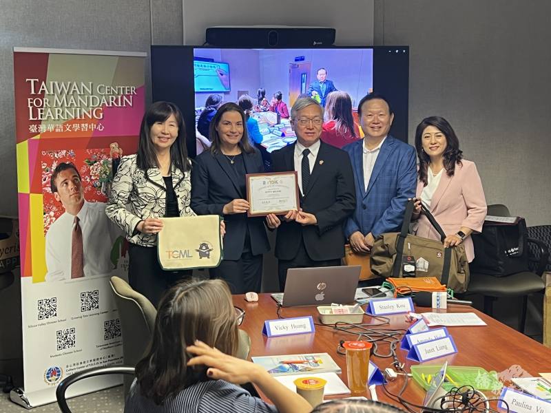 Cupertino市長Kitty Moore (左二)領取結業証書