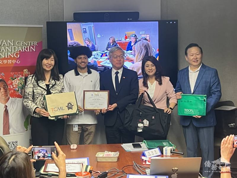 Cupertino市府員工 (左二)開心領取結業証書及紀念品