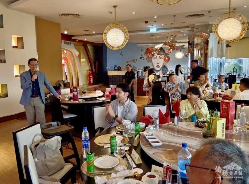 劉翼平(立者)回顧過去一年奈國僑臺商界重要活動，勉勵大家在奈國深耕發展，持續運用創意彰顯臺灣文化