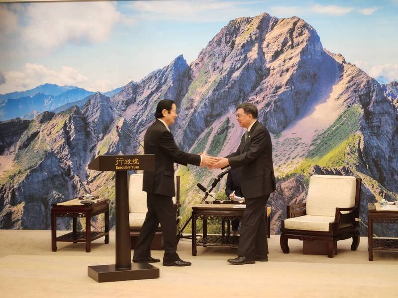 行政院長卓榮泰（右）25日接見日本台灣親善協會會長衛藤征士郎（左）。中央社記者葉素萍攝