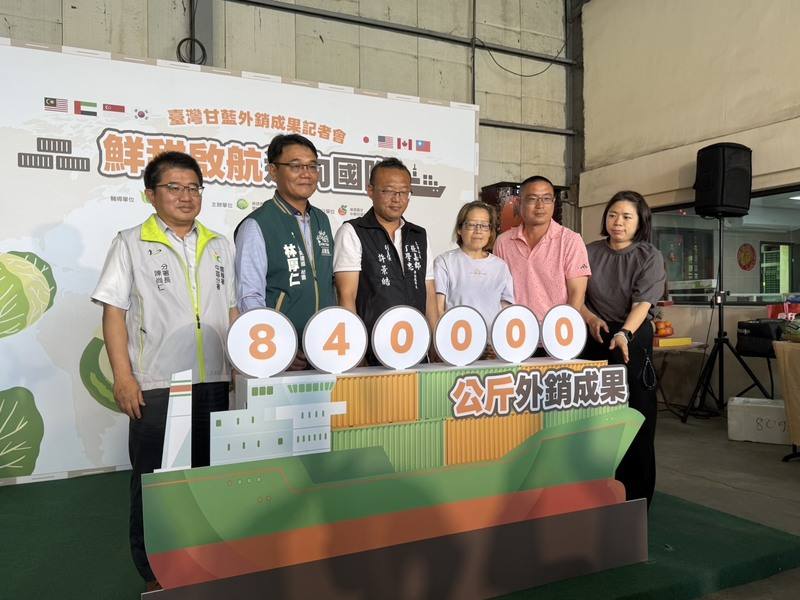 今年冬季氣候冷涼穩定，加上田間病蟲害少，國產甘藍品質與產量同步提升，口感鮮甜。農糧署中區分署長陳尚仁（左1）25日說，從去年12月起接獲日本、美加等市場訂單，目前外銷逾840公噸，力拚月底突破1000公噸大關。 中央社記者姜宜菁攝