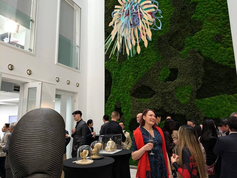 駐英國代表處去年9月搬遷至新館舍後，在駐英代表姚金祥積極促成下，已在館舍內陸續舉辦數場視覺藝術展，並在空間布置上展現巧思，常態融入來自台灣的文化藝術作品，屢成賓客話題焦點。