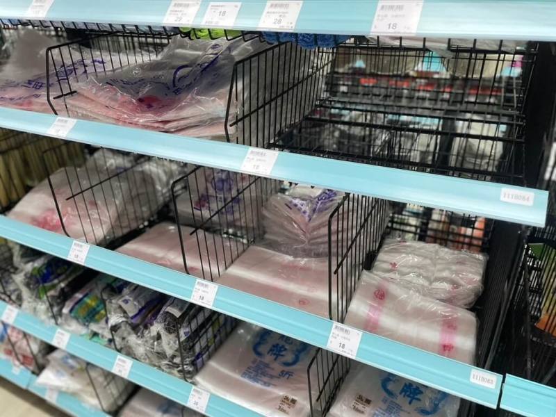 五金零售通路商振宇五金表示，民生常見的塑膠袋、吸管，到五金通路中的塑膠水管、PVC水管等用品，近期原料端漲幅約達20%至30%，帶動整體採購成本明顯上升。（振宇五金提供）