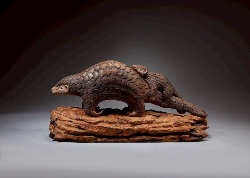 苗栗縣政府主辦2026台灣國際木雕競賽，5月19日起開放徵件，縣府文化觀光局表示，第一階段為文件初審，6月底截止收件，通過初審者繳交作品參加複審，最高獎金新台幣30萬元。圖為2025工藝木雕經典大獎獲獎作品。（苗栗縣政府文化觀光局提供