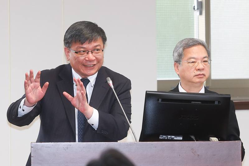 立法院經濟委員會25日邀請經濟部長龔明鑫（右）率台電公司董事長曾文生（左）就「核二、核三廠自主安全檢查現況與再運轉計畫及政府『重啟核電三原則』之歷年進度與現況說明」進行報告，並備質詢。中央社記者謝佳璋攝