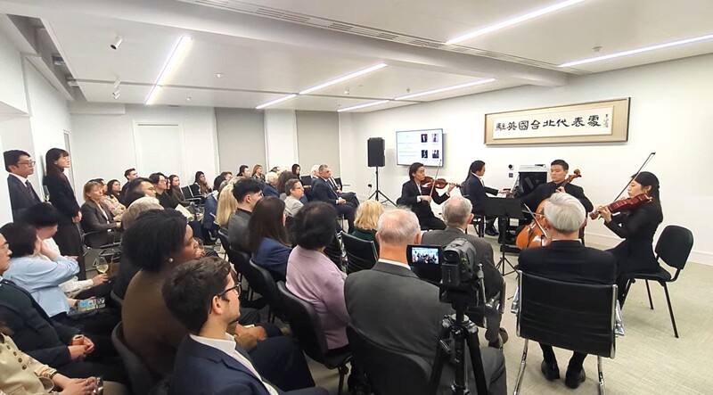 受駐英國代表處邀請，國家青年交響樂團（NSYO）24日在代表處演出四重奏，引發現場近百聽眾熱烈迴響。