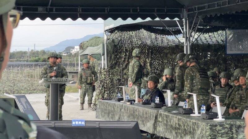 陸軍花東防衛指揮部25日清晨在太麻里海邊舉行實彈射擊，有一名美方技術協作人員（右2）也在現場觀看，提供意見。
