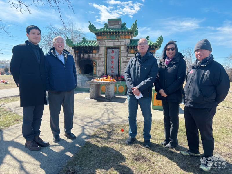 僑界代表於中華墓園「華僑先友之墓」前合影