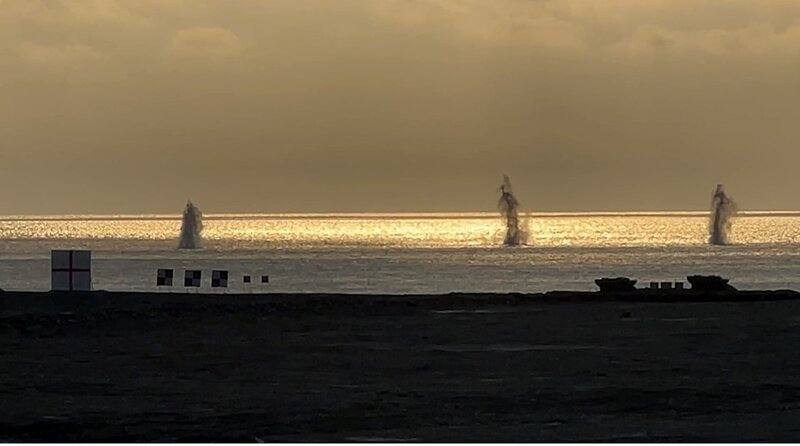 陸軍花東防衛指揮部25日清晨在太麻里海邊舉行實彈射擊，模擬將來犯敵人殲滅灘頭及海上，各式榴砲、迫砲與機槍掃射，激起數米高水花。