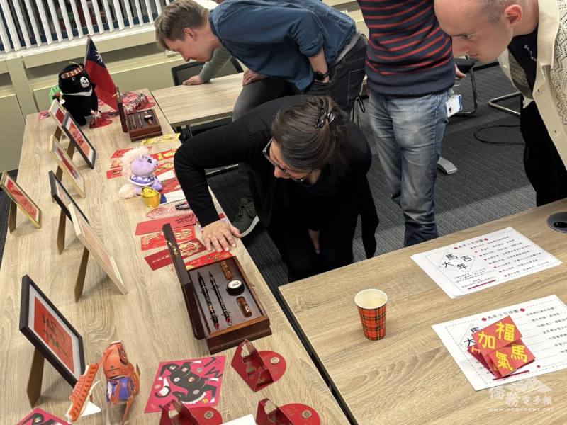 學員欣賞胎毛筆、文房四寶及書法作品