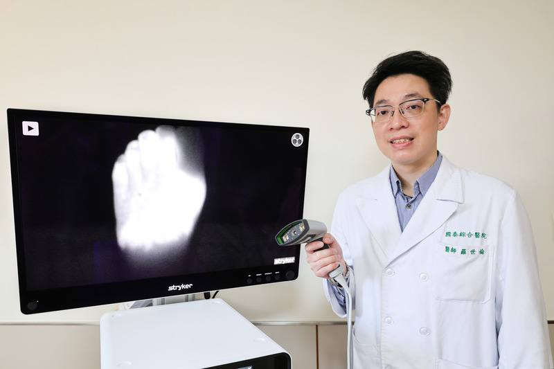 國泰醫院整形外科主治醫師羅世倫（圖）說，過去淋巴水腫多靠加壓襪與按摩緩解，難以根治；如今藉由顯微手術可精準辨識淋巴管，改善阻塞問題。 （國泰醫院提供）