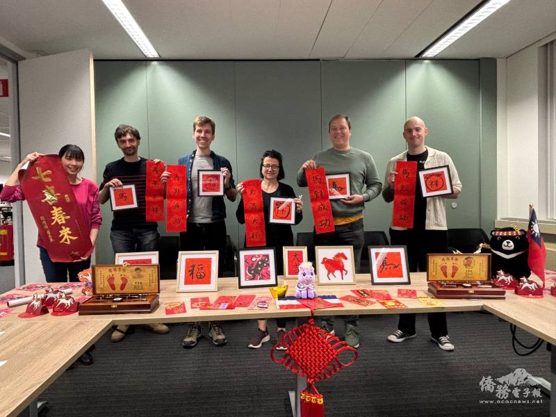 南荷TCML老師江佩芬與學員及書法作品合影