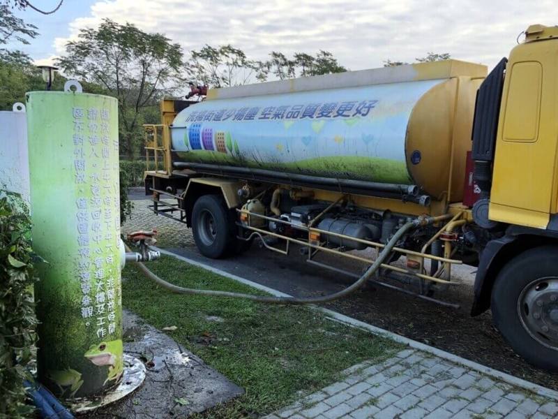 2025年入冬至今降雨偏少，目前嘉義仁義潭、蘭潭水庫蓄水量持續下探，嘉義市政府24日鼓勵機關學校、工廠及市民，免費取用水資源中心消毒處理後的回收水因應，並落實節水措施。（嘉義市政府提供）