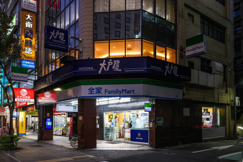 全家便利商店24日表示，連續4年響應自發性公益減碳「Earth Hour地球一小時」關燈活動，今年號召全家國際餐飲、2大鮮食廠、7大物流廠等關係企業，將在28日晚間8點30分關閉招牌燈1小時。（全家提供）