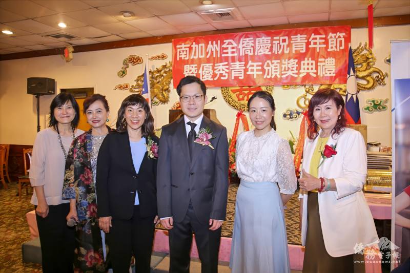 駐洛杉磯經濟文化辦事處陳令欣副處長(左三)、洛僑中心副主任黃楷茗(右二)、僑務委員劉煥君(右一)與得獎優秀青年合影。