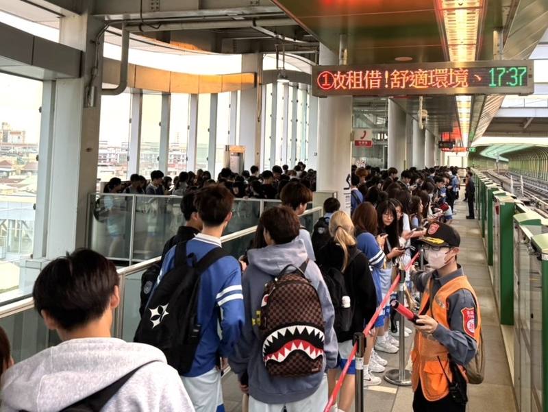 台中捷運綠線運量持續成長，中捷公司25日表示，因沿線學校眾多，放學時段人潮明顯集中，自4月1日起將加密平日下午北上班距。（中捷公司提供）