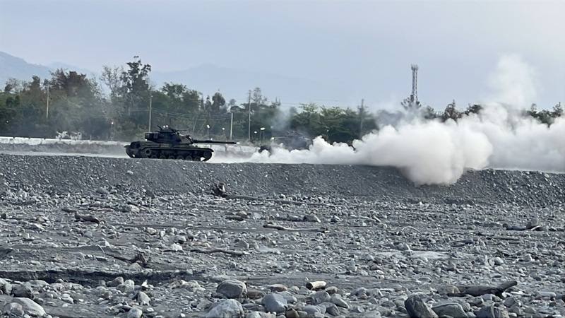 陸軍花東防衛指揮部25日清晨在太麻里海邊舉行實彈射擊，模擬將來犯敵人殲滅灘頭及海上，現場十分震撼。