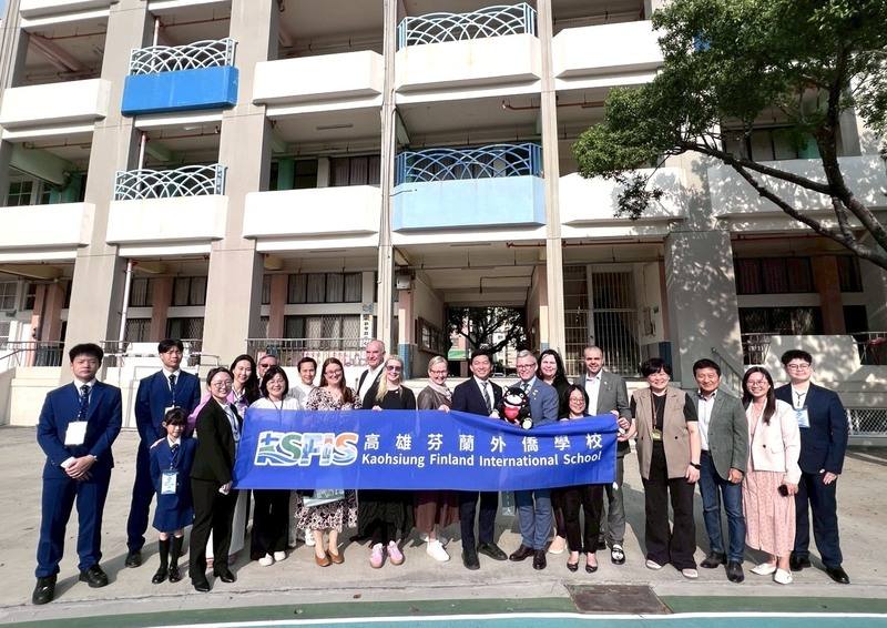 芬蘭國會友台小組跨黨派議員訪團近日參訪高雄市前金國小，關心高雄芬蘭學校設校規劃，盼打造多元且具國際視野的學習環境。（高雄市教育局提供）