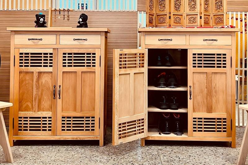 台南市環保局藏金閣師傅選用家具拆解後的檜木與柚木，打造出2座原木鞋櫃，預計將在28日登場的拍賣日活動中成為搶手商品。（台南市環保局提供）