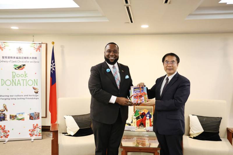 聖克里斯多福及尼維斯駐台大使范東亞（Donya Lynex Francis）（左）24日拜訪台南市長黃偉哲（右）並贈書，盼透過閱讀增進兩國人民相互認識和友好情誼。（台南市政府提供）