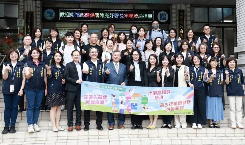 衛生福利部中央健康保險署長陳亮妤（前左7）24日前往南投縣衛生局進行業務交流，南投縣副縣長王瑞德（前左6）也出席接待。（南投縣政府提供）